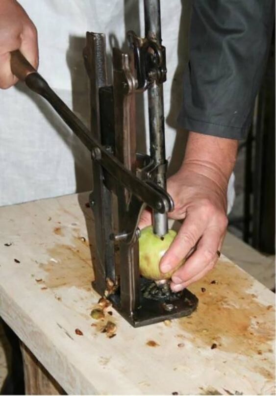 2. Странное устройство для отделение серединки яблок