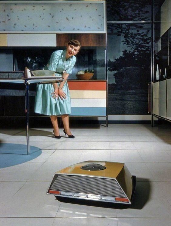 Но были и гениальные разработки. Робот-пылесос, самодвижущийся пылесос, часть чудо-кухни будущего Whirlpool, экспонат на Американской национальной выставке 1959 года в Москве, 1959 год.