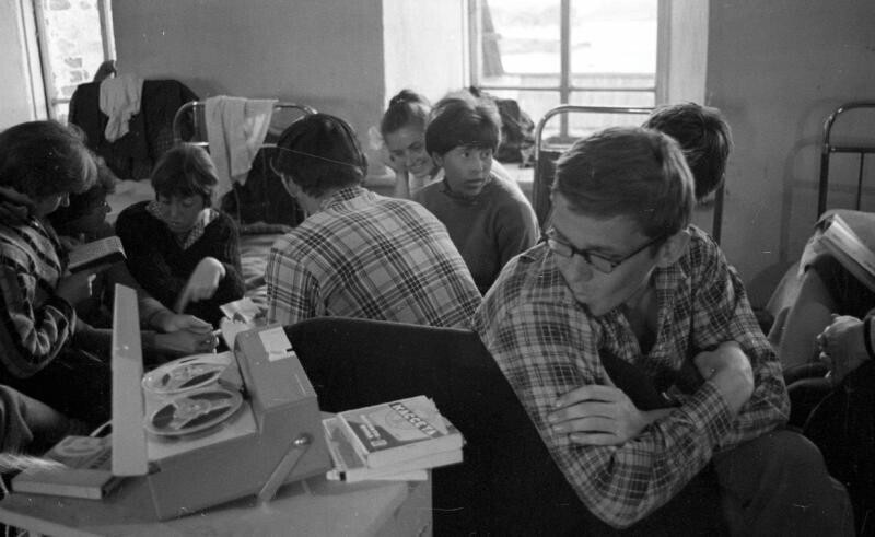 Студенты стройотряда МГУ в общежитии