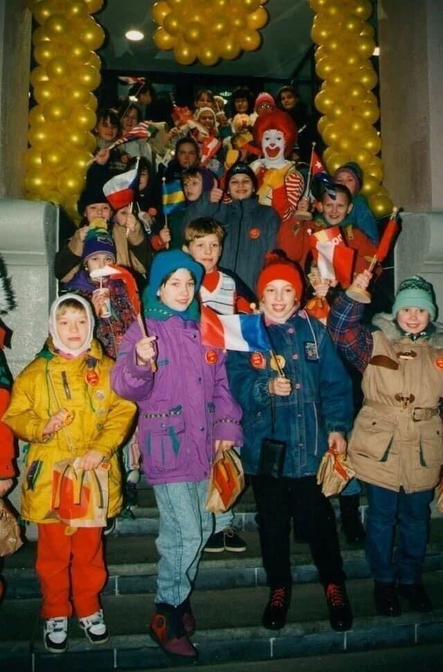 Дети на открытии первого в городе ресторана «McDonald’s». Минск, Беларусь,10 декабря 1996 года.