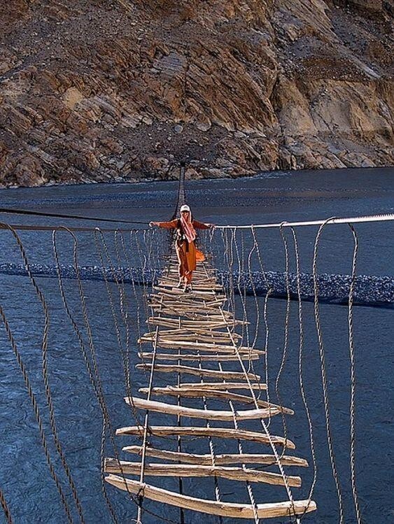 Мост Хуссаини через реку Хунза в горах Каракорум в Пакистане