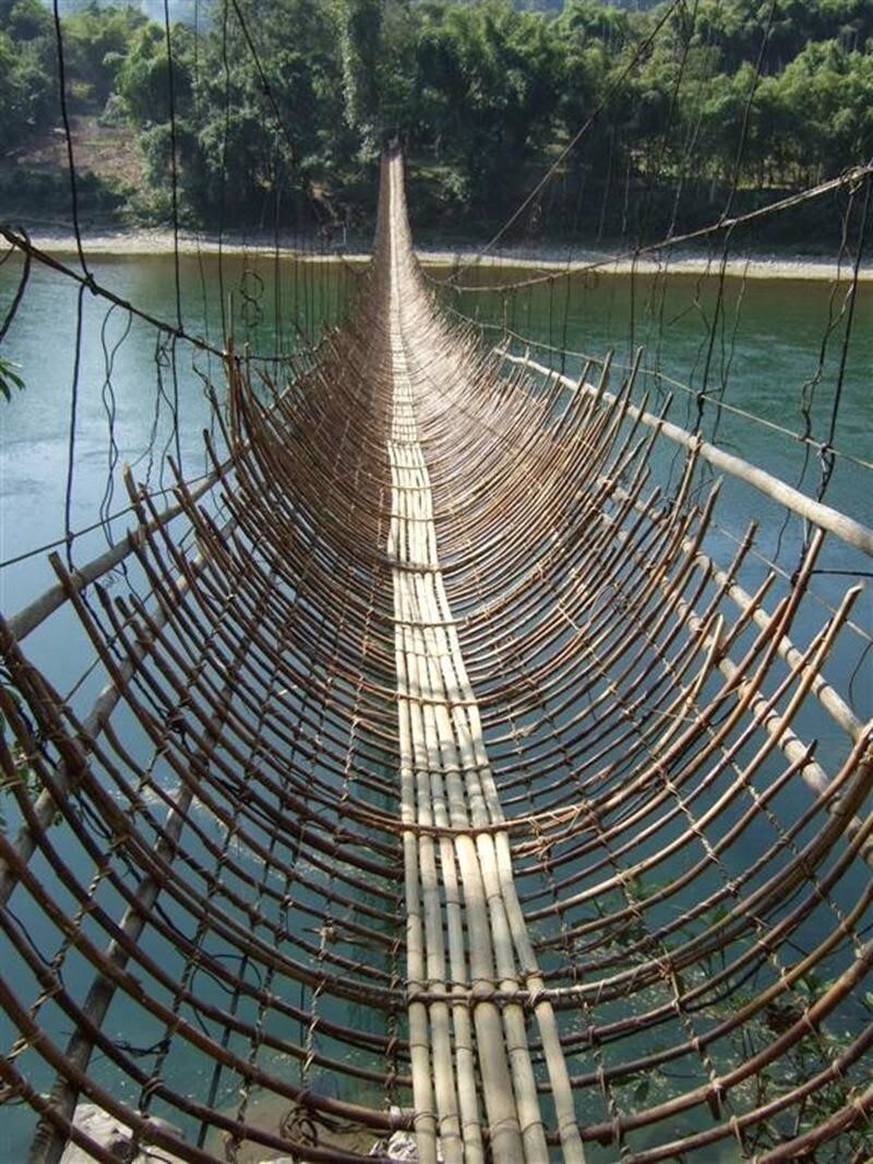 Висячие бамбуковые мосты на реке Сианг (Индия0