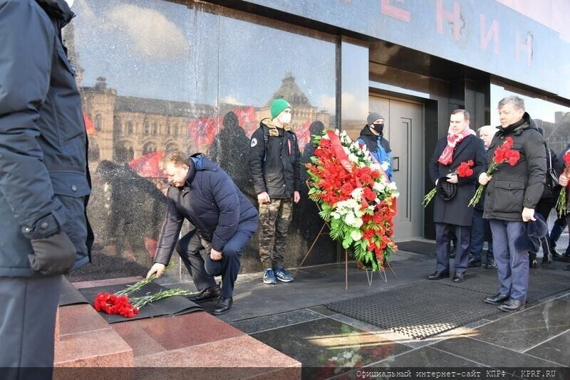 Фотоотчет о возложении цветов к могиле Сталина 5 марта 2021 года