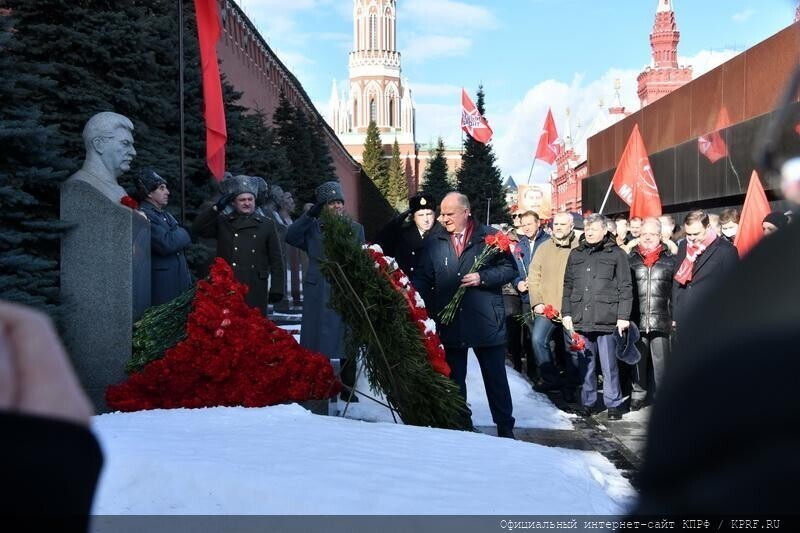 Фотоотчет о возложении цветов к могиле Сталина 5 марта 2021 года