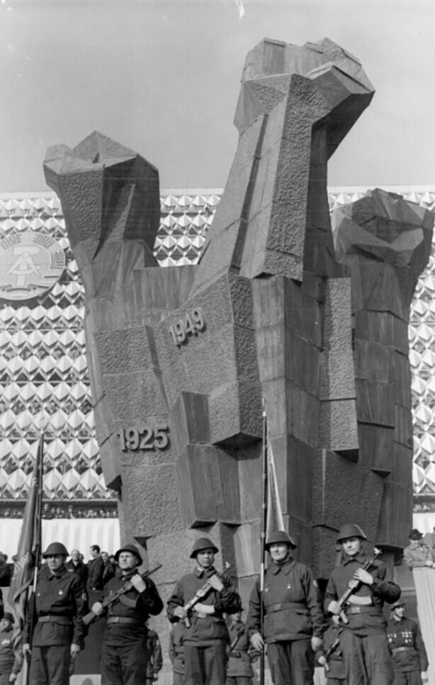 20 марта 1971 года. ГДР, город Галле. Митинг у памятника революционному рабочему движению.