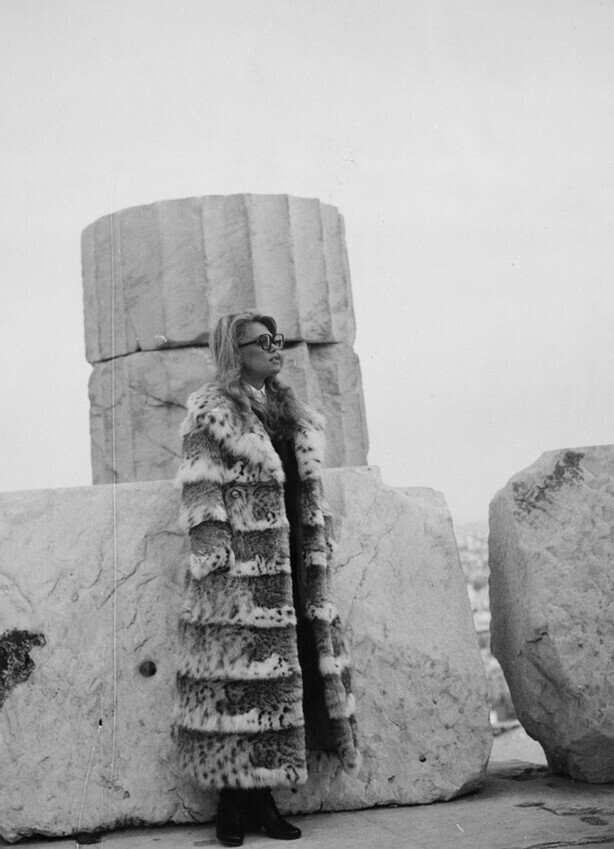 23 марта 1971 года. Актриса Дайан Кэннон в Акрополе. В Греции она снимается в фильме «Бандиты».
