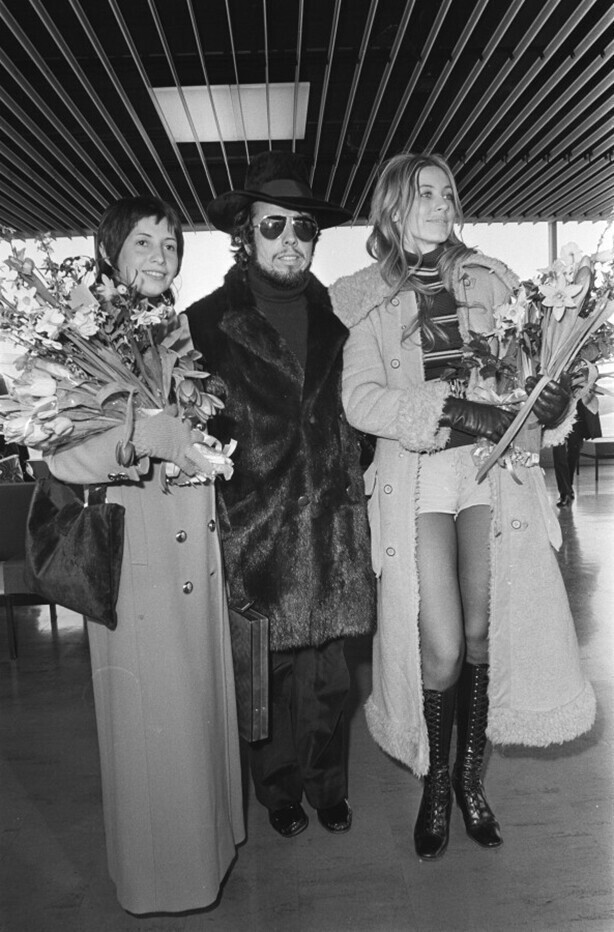  марта 1971 года. Бразильский поп-музыкант Серджио Мендес и его группа: жена Грасинья Лепораче (слева) и американская певица Карен Филипп.