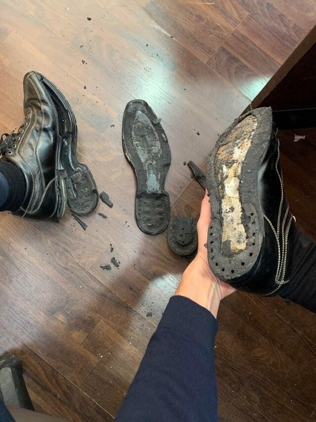 У моих ботинок отвалилась подошва, именно тогда, когда я пришёл на работу