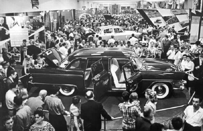 Автомобиль «Чайка» на советской выставке в Нью-Йорке в 1957 году