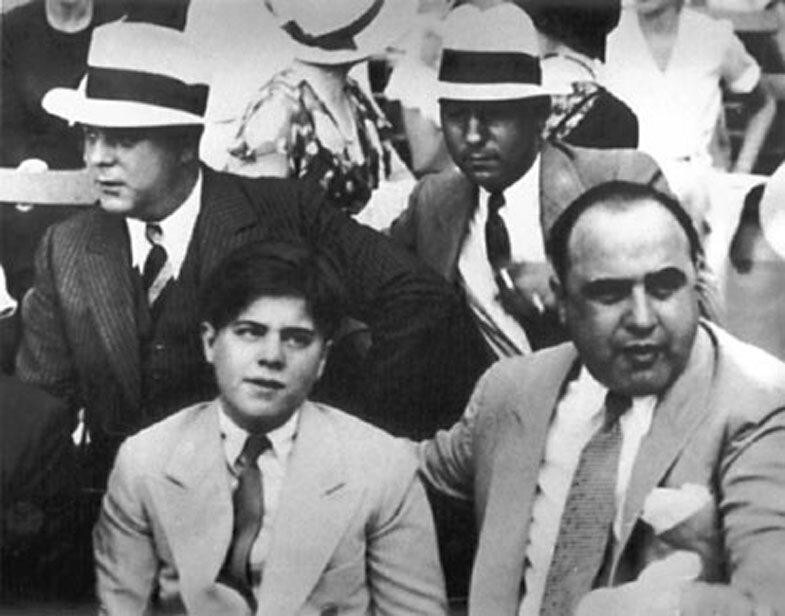 Аль Капоне с сыном на стадионе