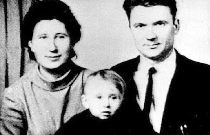 Андрей Чикатилло с женой и сыном