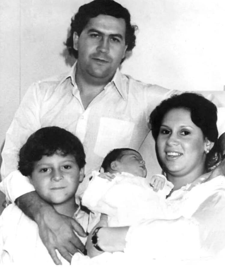 Общее семейное фото на котором Пабло Эскобар с женой, сыном и маленькой дочкой