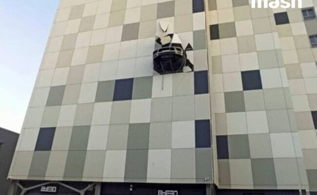 В Москве водитель Porsche пробил стену паркинга на уровне четвертого этажа