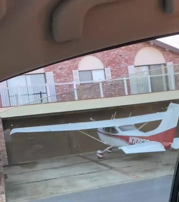 Видео из жилого района, где у каждого есть самолет, набрало 4,8 миллиона просмотров в TikTok
