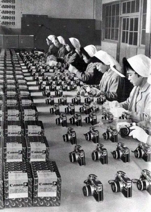 Сборка первых фотоаппаратов Canon. Токио, Япония, 1934 г.