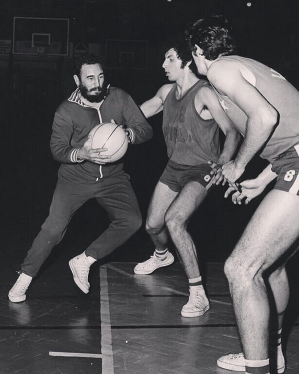 Фидель Кастро играет в баскетбол в Кракове. Польша, 1972 год.