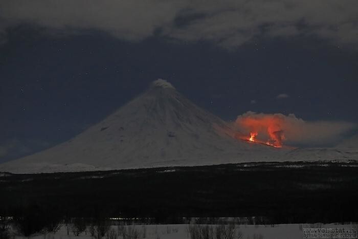 Ключевской вулкан начал швыряться лавовыми бомбами и попал на видео 