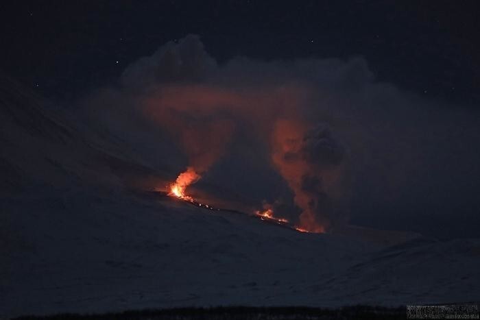 Ключевской вулкан начал швыряться лавовыми бомбами и попал на видео 