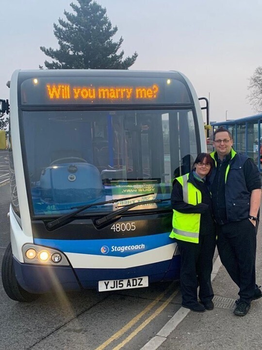Автобусная романтика: водитель сделал предложение своей даме прямо на рабочем месте