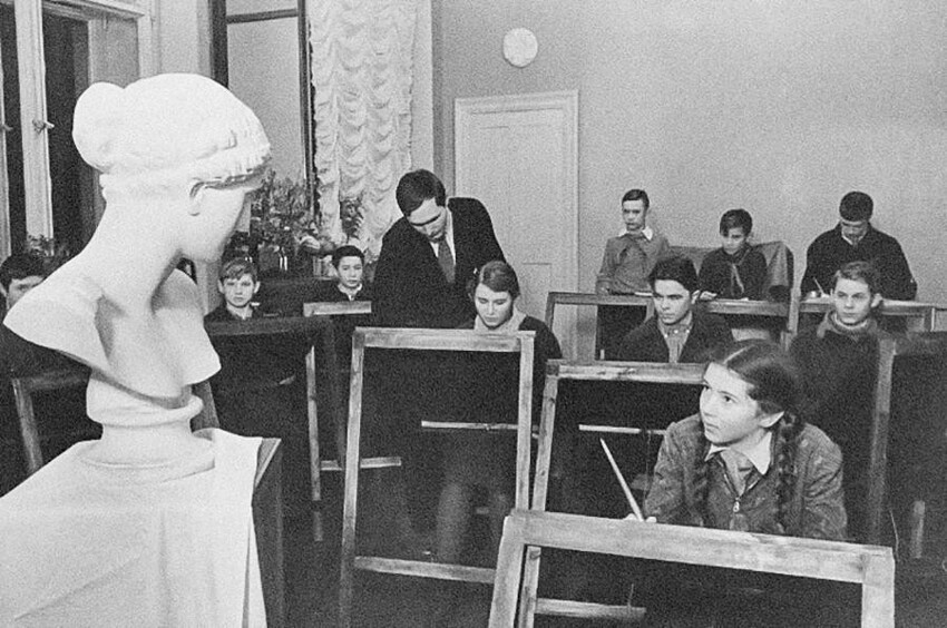 Чем в СССР дети занимались после школы?