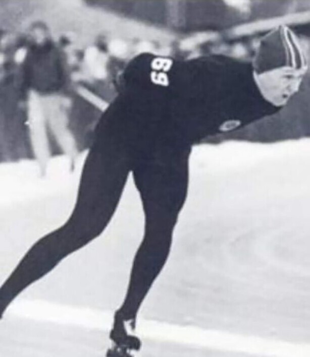 Конькобежец Виктор Косичкин в женских колготках и свитере, Скво–Велли, США, 1960 год.