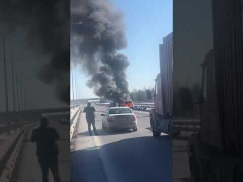 На трассе М11 перед Московской областью весело горит машина 
