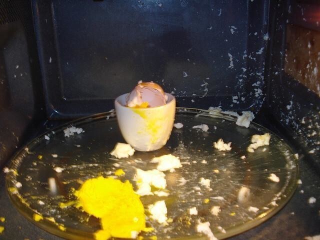Яичный взрыв: почему не стоит готовить яйца в микроволновой печи?