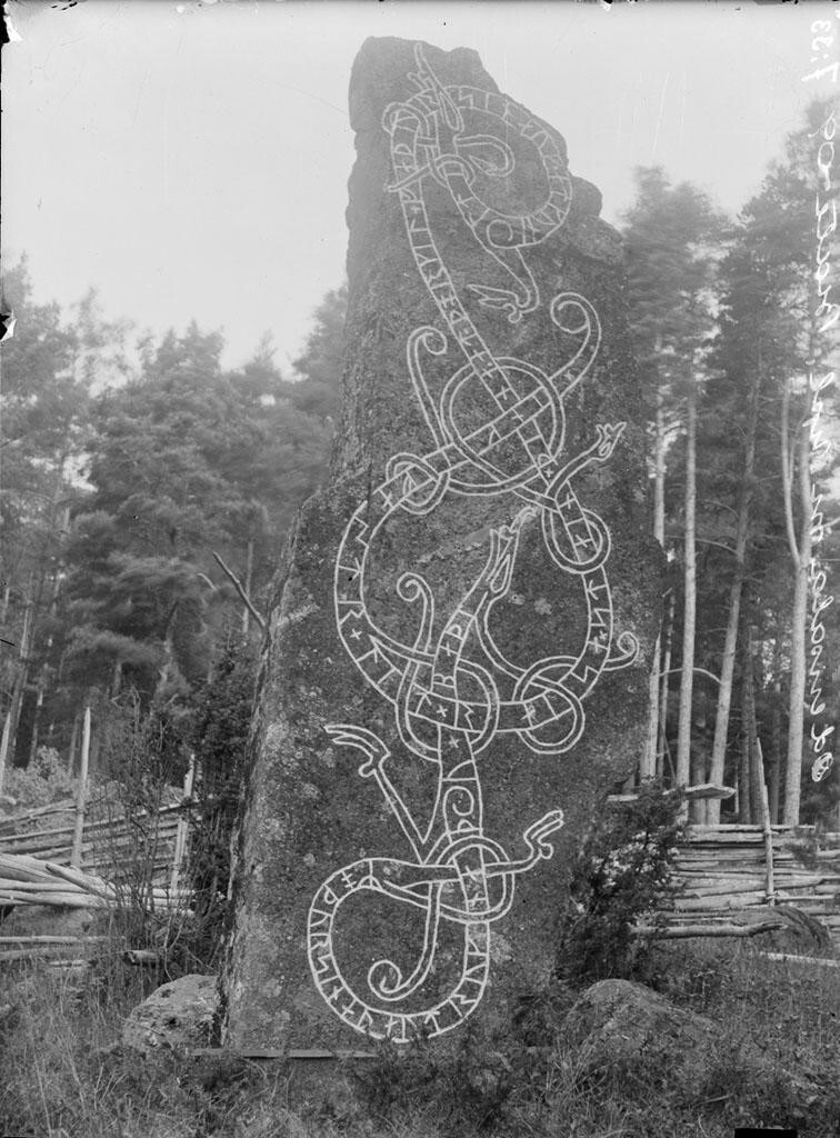Рунический камень U455, Нэсбю — рунический камень из Нэсбю, воздвигнутый сыном в честь своих погибших родителей в конце XI века. Камень установлен на холме, в 4,5 км к северо-востоку от Сигтуны