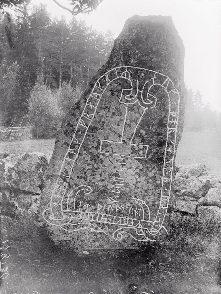 Рунический камень (Sö 111) в Стенквисте с молотом Тора. Надпись гласит: «Хельге, Фрегер и Торгёт установили украшенные рунами памятники в память об их отце Тюдмунде».