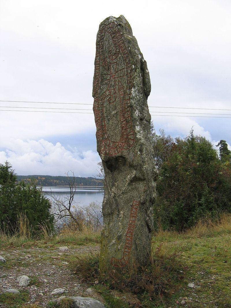 Сегодня в Швеции существует около 2500 рунных камней, другие в меньшем количестве - в Дании (250), Норвегии (50) и на Британских островах (около 40).