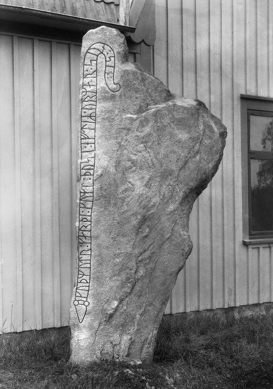 Рунический камень рядом с домом в Херрестаде. Надпись гласит: «Гудмунд поставил эти памятники в память об Ормаре, его сыне».