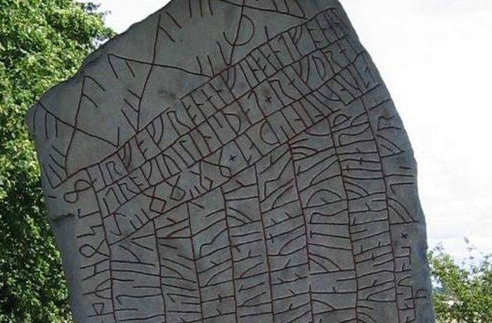 Рунический камень из Рёка с наиболее длинной известной надписью, состоящей из 762 рун