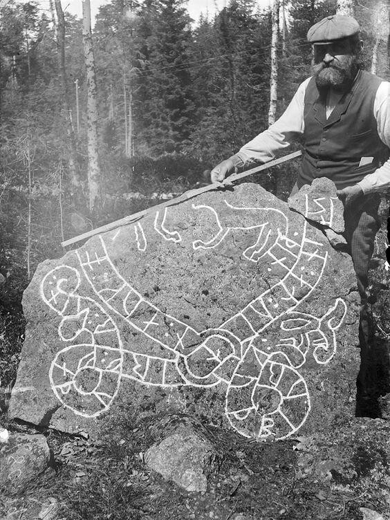 По всей Скандинавии, и особенно в шведской провинции Уппланд, разбросаны тысячи камней с вырезанными руническими надписями, датируемыми от бронзового века до наших дней.