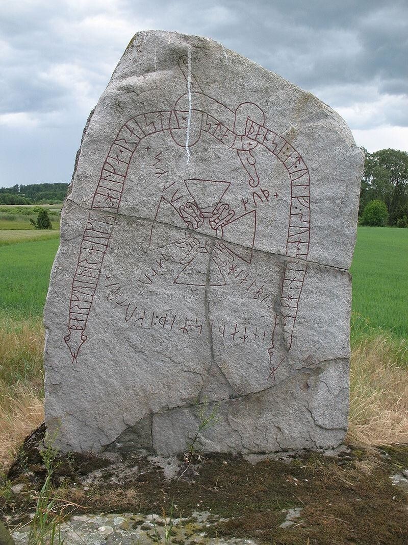 Древнейшие "венки" у дорог: рунические камни викингов