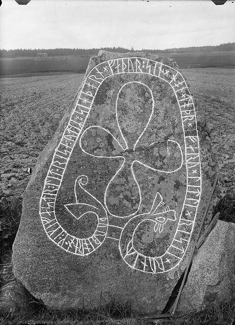 Рунический камень (против 27) в Grällsta. Надпись гласит: «Торбьёрн и Ингефаст воздвигли (камень) в память о Сигторне, их отце. Он умер во время путешествия. Литл вырезал руны».