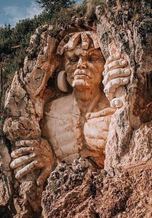 Скульптура, высеченная в скале в Перу