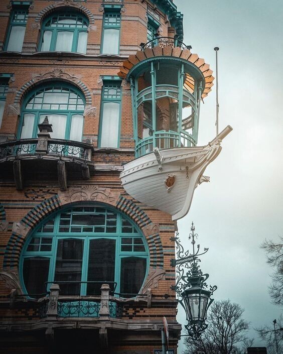 Это здание в стиле модерн, известное как «Маленький корабль», в Антверпене, Бельгия