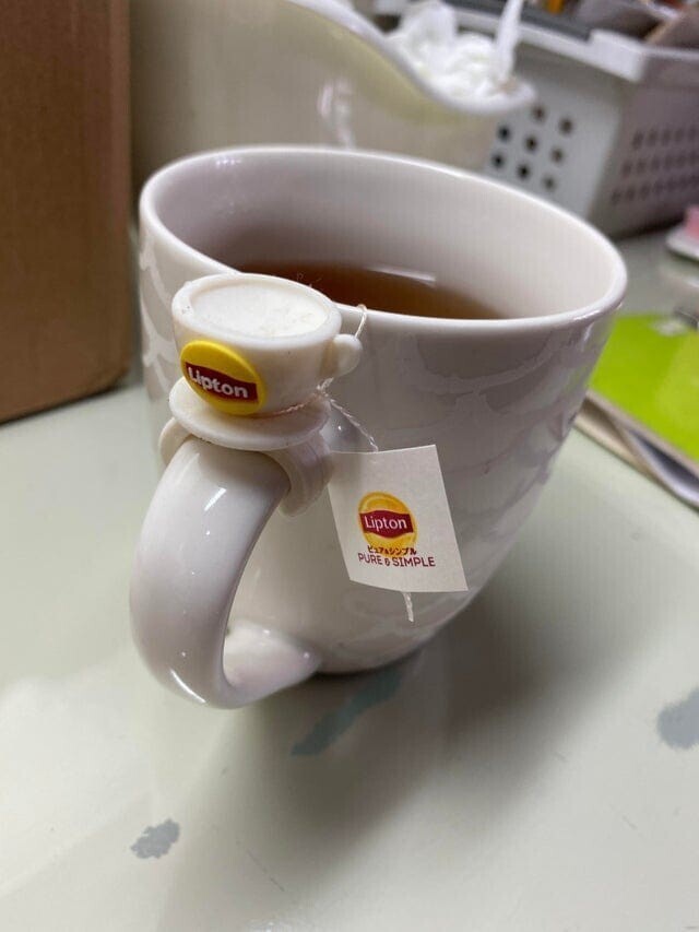 В моём чае был держатель для чайных пакетиков в форме чашки