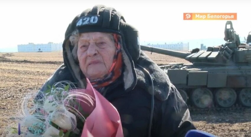 «Железная бабушка» попробовала себя в качестве мехвода, прокатившись на Т-72Б