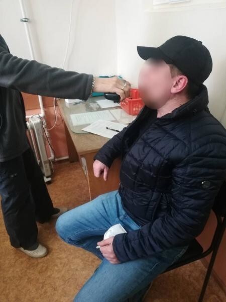 Туристы в Крыму отказались платить по счету и прокатили полицейского на капоте BMW