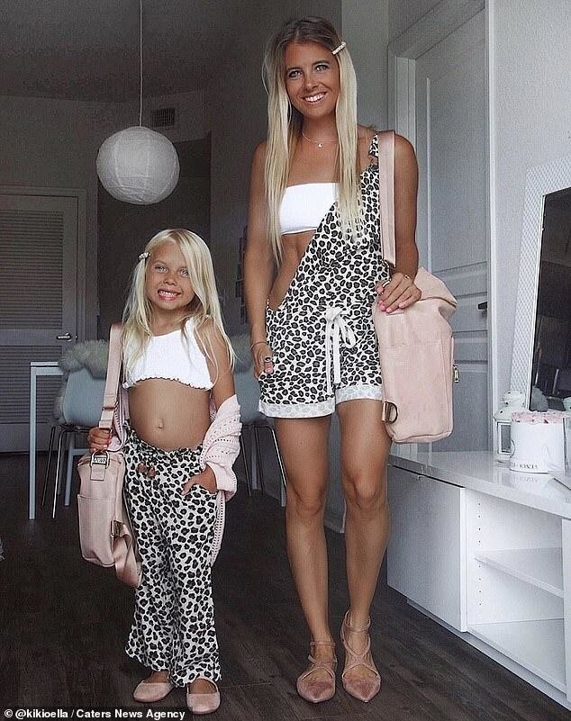 Мать-одиночка смогла уйти с работы благодаря интернет-славе: она фотографируется с дочкой в одинаковых нарядах