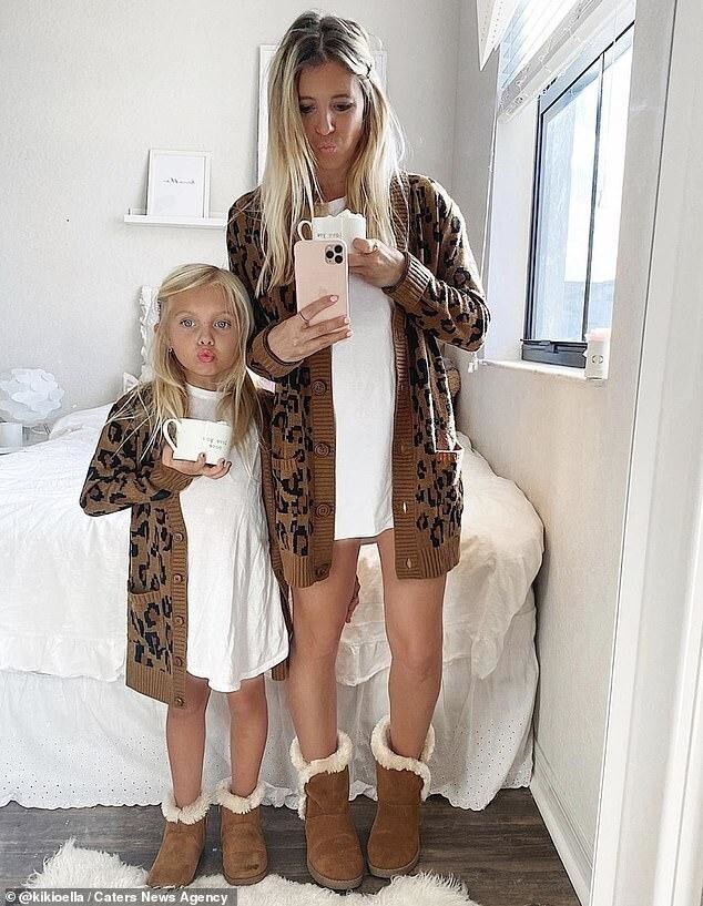 Мать-одиночка смогла уйти с работы благодаря интернет-славе: она фотографируется с дочкой в одинаковых нарядах