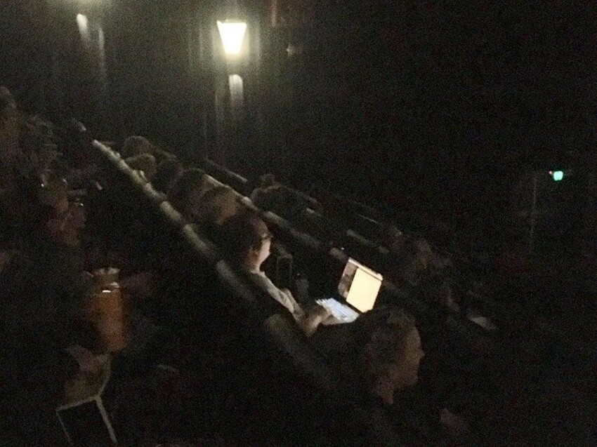 Ноутбук в кинотеатре логичен и никому не мешает