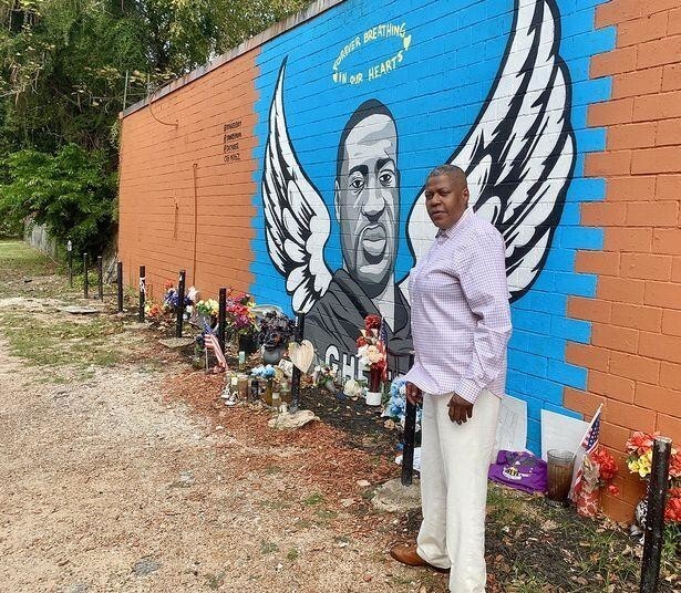 Сестра  Джорджа - Латония Флойд у негритянской "стены плача"