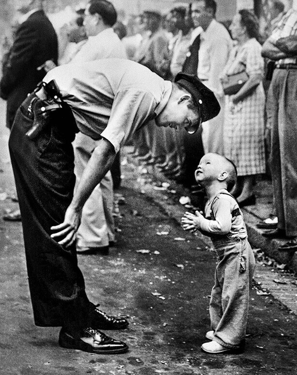 Полицейский Морс Куллинан и двухлетний Аллен Уивер во время парада в китайском квартале Вашингтона. Полицейский предупредил мальчика, чтобы тот не подходил слишком близко к драконам, и именно в этот момент их поймал в свой объектив фотограф 1958 год