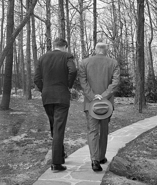 Джон Кеннеди и Дуайт Эйзенхауэр во время Карибского кризиса. 1962 год