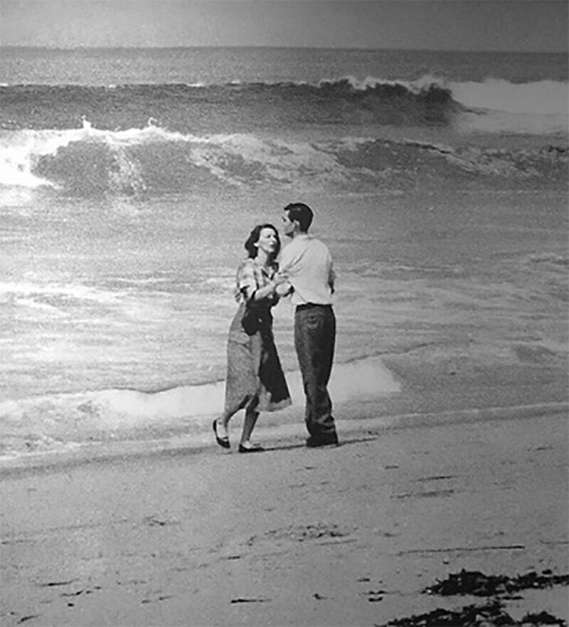 Горе. Макдональды гуляли вдоль пляжа, пока их сын Майкл играл поблизости, и не заметили, что его унесли волны. 1955 год