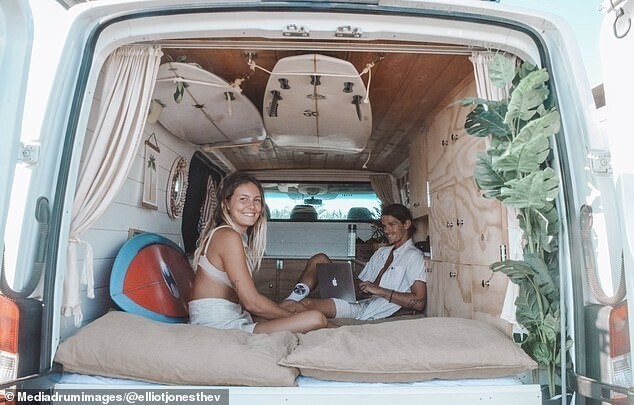 Пара построила дом на колесах, чтобы путешествовать по миру