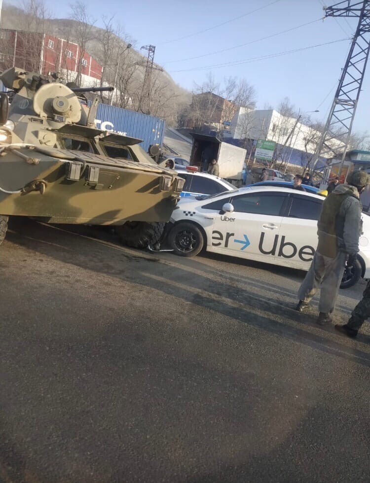 БТР против такси: во Владивостоке произошла нетипичная авария