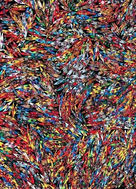 Около 2000 каноэ и каяков плавают на Четвертом озере в Адирондаке, и все яхтсмены держатся за руки, чтобы побить рекорд самого большого плота в мире